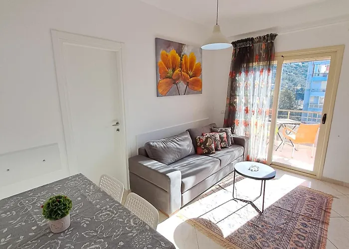 Flowers & 2 Bedrooms & Private Garage