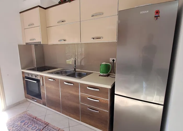 Flowers & 2 Bedrooms & Private Garage Vlorë