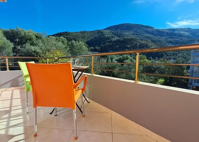 Flowers & 2 Bedrooms & Private Garage *