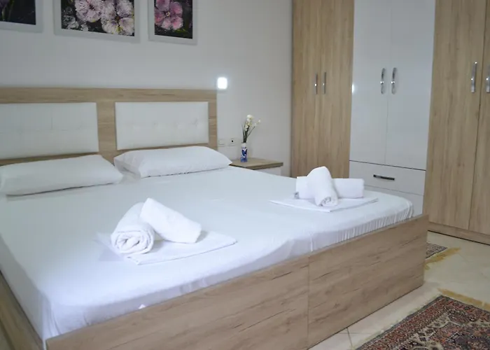 Flowers & 2 Bedrooms & Private Garage