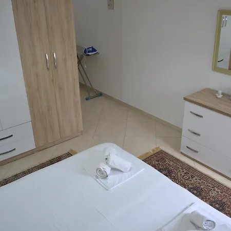 Flowers & 2 Bedrooms & Private Garage Appartement Vlorë