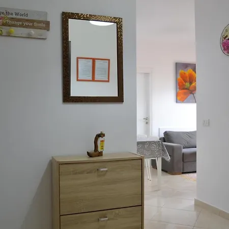 Flowers & 2 Bedrooms & Private Garage