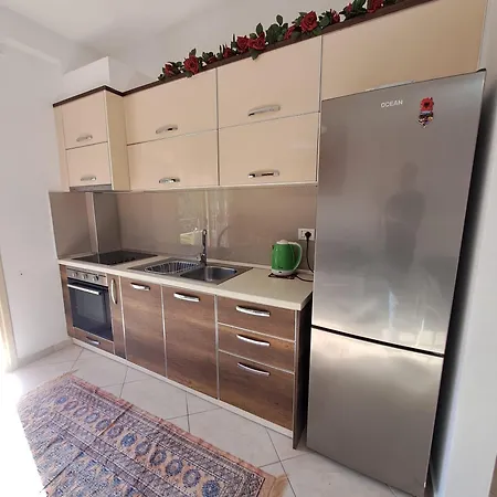 Flowers&green 2 Bedrooms Apartment&private Garage Vlorë