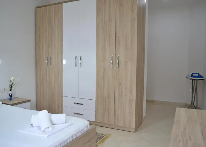 Flowers & 2 Bedrooms & Private Garage 公寓