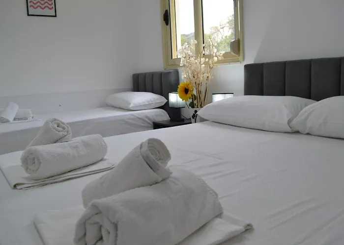 Flowers & 2 Bedrooms & Private Garage *