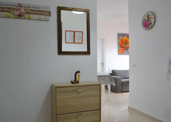 Flowers & 2 Bedrooms & Private Garage