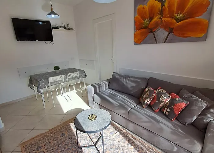 Flowers & 2 Bedrooms & Private Garage