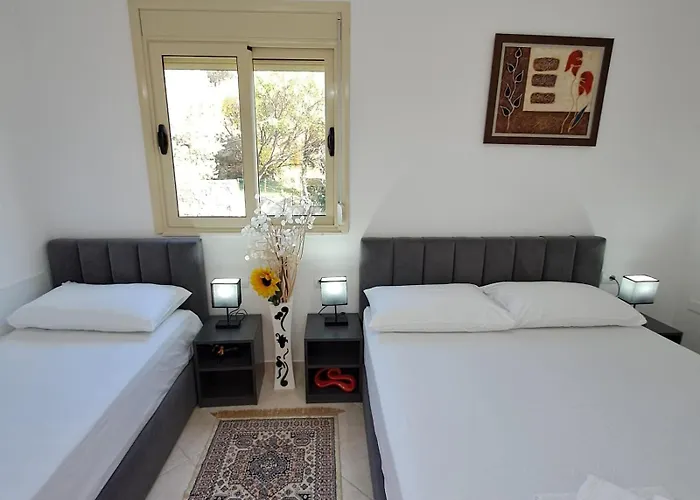 Flowers & 2 Bedrooms & Private Garage Vlorë